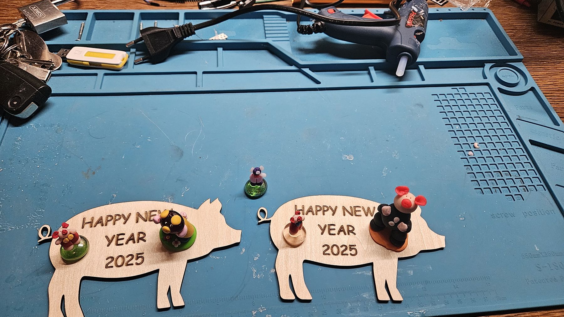 Neujahrs-Glücksbringer – Holz-Schweinchen Bild 1