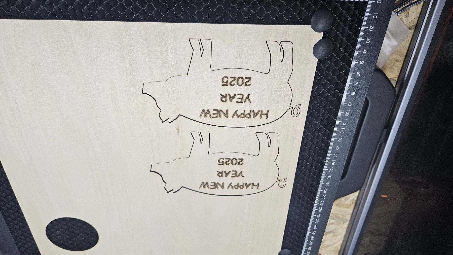 Neujahrs-Glücksbringer – Holz-Schweinchen Bild 3